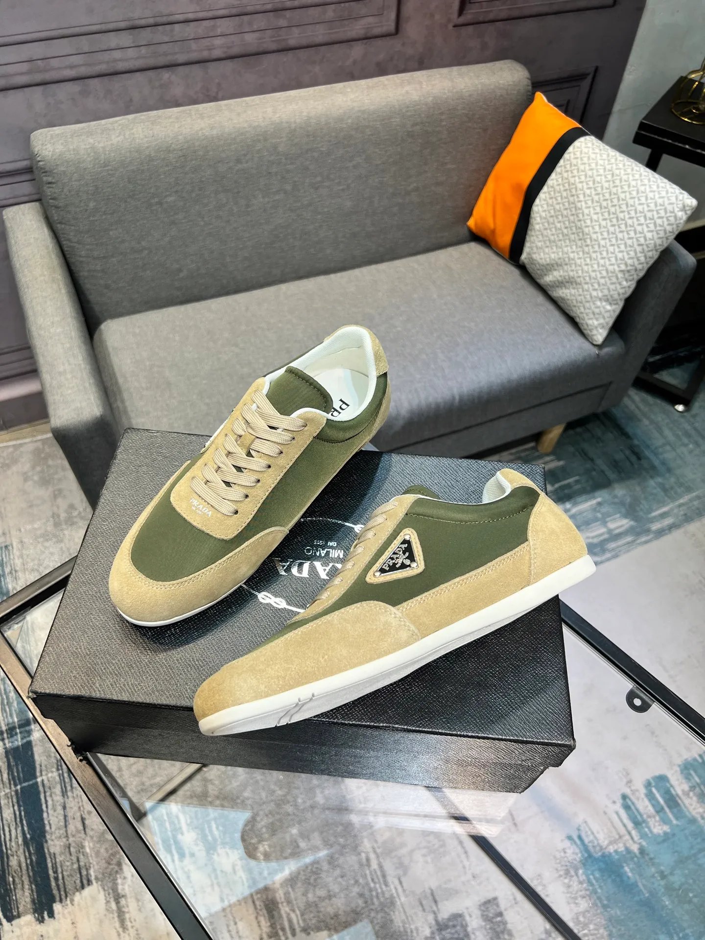 Men's shoes 💰440 PRADA (Prada) uses original cow suede, genuine leather lining, original foam wear-resistant soft outsole, casual sports version, young fashion, European and American trend, British style, actual picture color. Standard code: Men’s size 38/44 (45 can be customized)